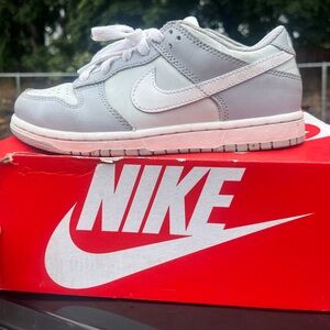 Boys grade school grey & white dunks , size 2Y
